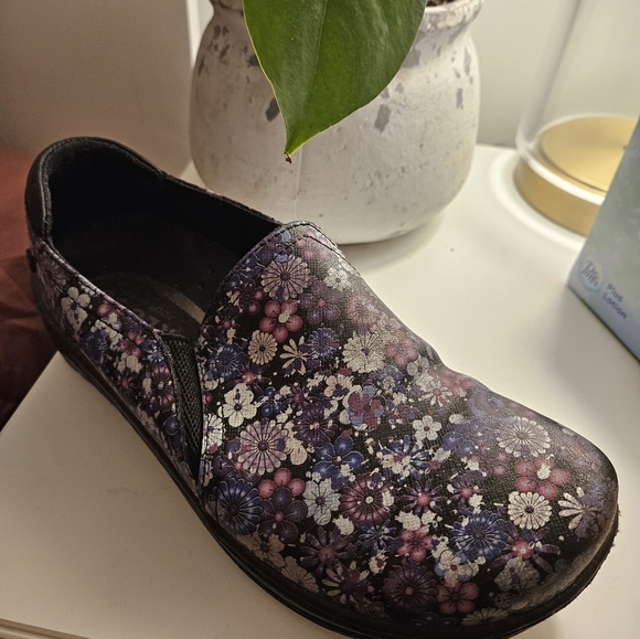 Leather Flower Patterned Non Slip Shoes - Picture 2 of 3